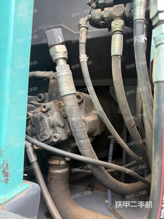 液压泵舱室正面整体(整机外观) 液压泵舱室正面整体(整机外观)