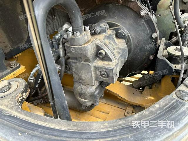 液压泵舱室正面整体(整机外观) 液压泵舱室正面整体(整机外观)
