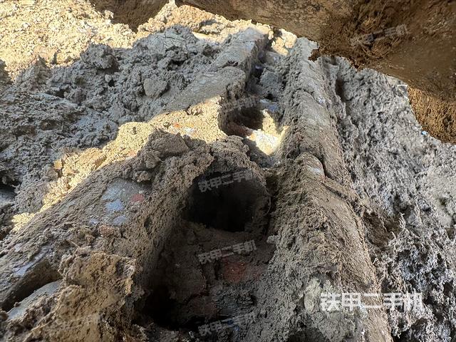 單側(cè)履帶整體(整機(jī)外觀) 單側(cè)履帶整體(整機(jī)外觀)