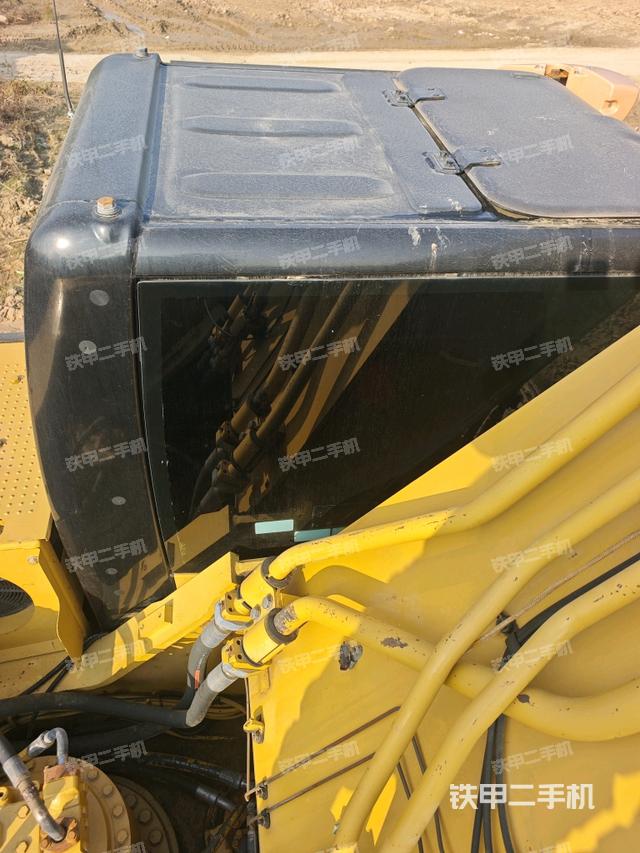 驾驶室顶部(整机外观) 驾驶室顶部(整机外观)