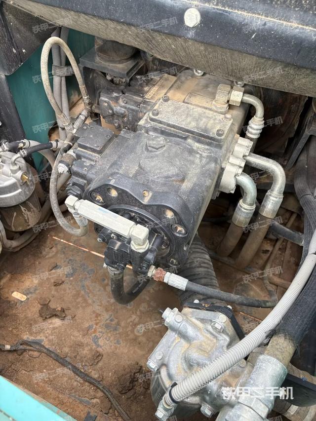 液壓泵艙室正面整體(整機(jī)外觀) 液壓泵艙室正面整體(整機(jī)外觀)