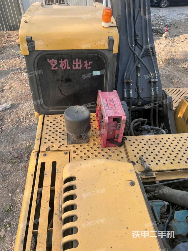 驾驶室顶部(整机外观) 驾驶室顶部(整机外观)