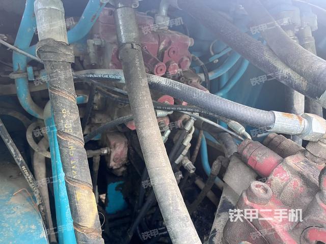 回转马达和主控阀(整机外观) 回转马达和主控阀(整机外观)