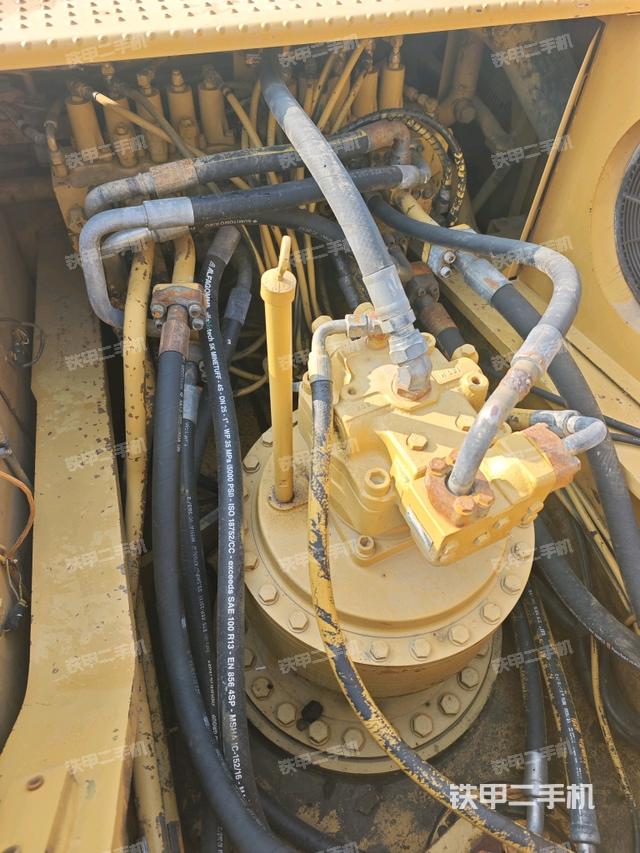 回转马达和主控阀(整机外观) 回转马达和主控阀(整机外观)