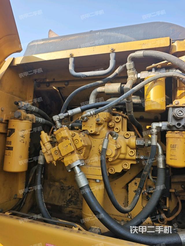 液压泵舱室正面整体(整机外观) 液压泵舱室正面整体(整机外观)