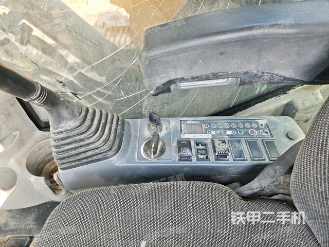 行走控制手柄和踏板 俯拍(驾驶室部分) 行走控制手柄和踏板 俯拍(驾驶室部分)