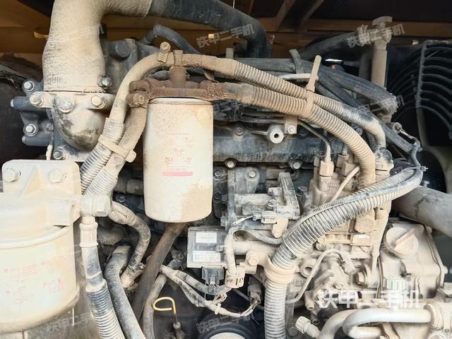 液压泵舱室正面整体(整机外观) 液压泵舱室正面整体(整机外观)