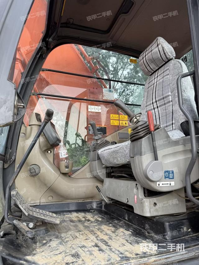 駕駛室整體(整機(jī)外觀) 駕駛室整體(整機(jī)外觀)