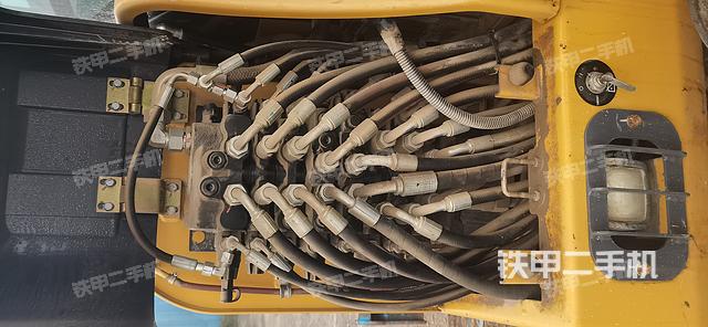 液壓泵艙室正面整體(整機外觀) 液壓泵艙室正面整體(整機外觀)