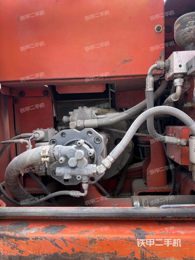 液压泵舱室正面整体(整机外观) 液压泵舱室正面整体(整机外观)