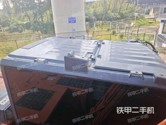 驾驶室顶部(整机外观) 驾驶室顶部(整机外观)