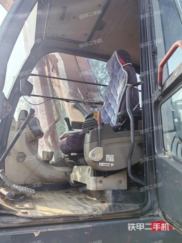 驾驶室整体(整机外观) 驾驶室整体(整机外观)
