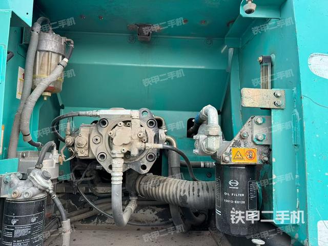液压泵舱室正面整体(整机外观) 液压泵舱室正面整体(整机外观)