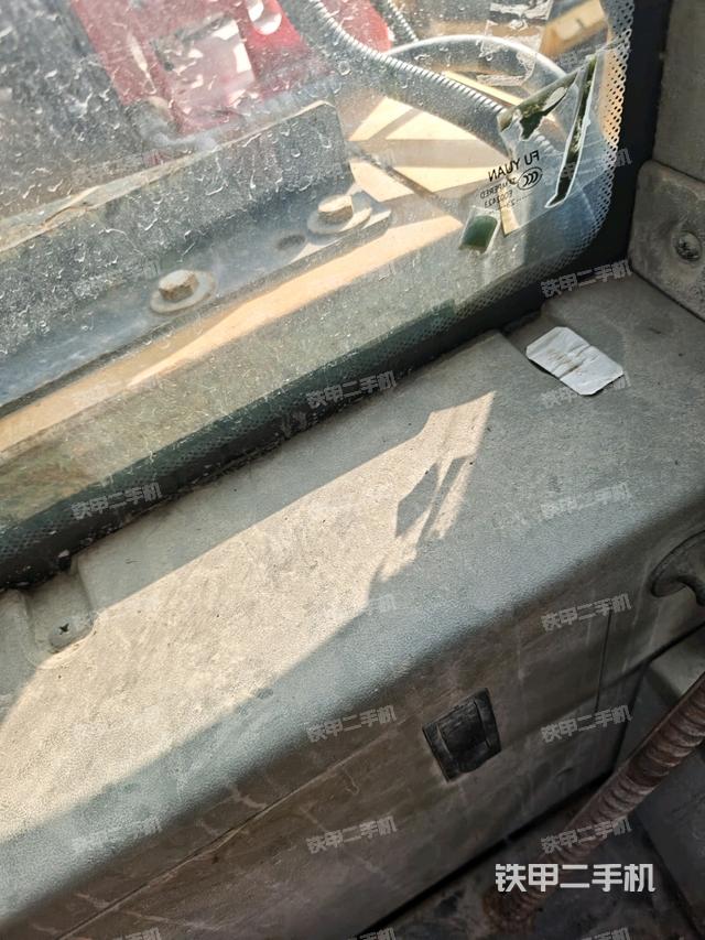 左后方玻璃角标(驾驶室部分) 左后方玻璃角标(驾驶室部分)