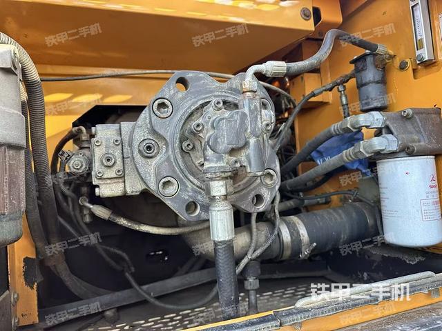 液壓泵艙室正面整體(整機外觀) 液壓泵艙室正面整體(整機外觀)