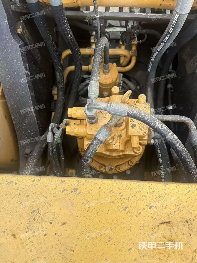 回转马达和主控阀(整机外观) 回转马达和主控阀(整机外观)