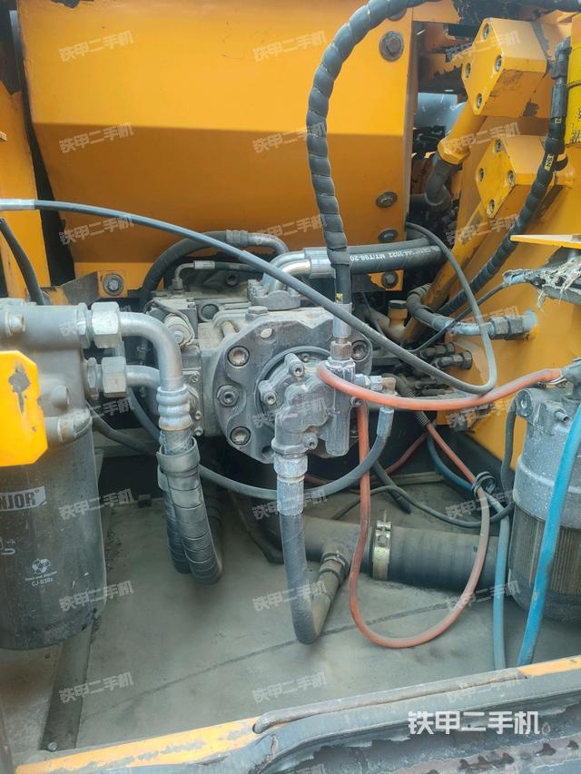 液压泵舱室正面整体(整机外观) 液压泵舱室正面整体(整机外观)