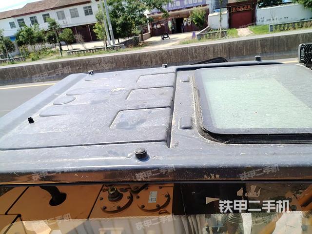駕駛室頂部(整機(jī)外觀) 駕駛室頂部(整機(jī)外觀)