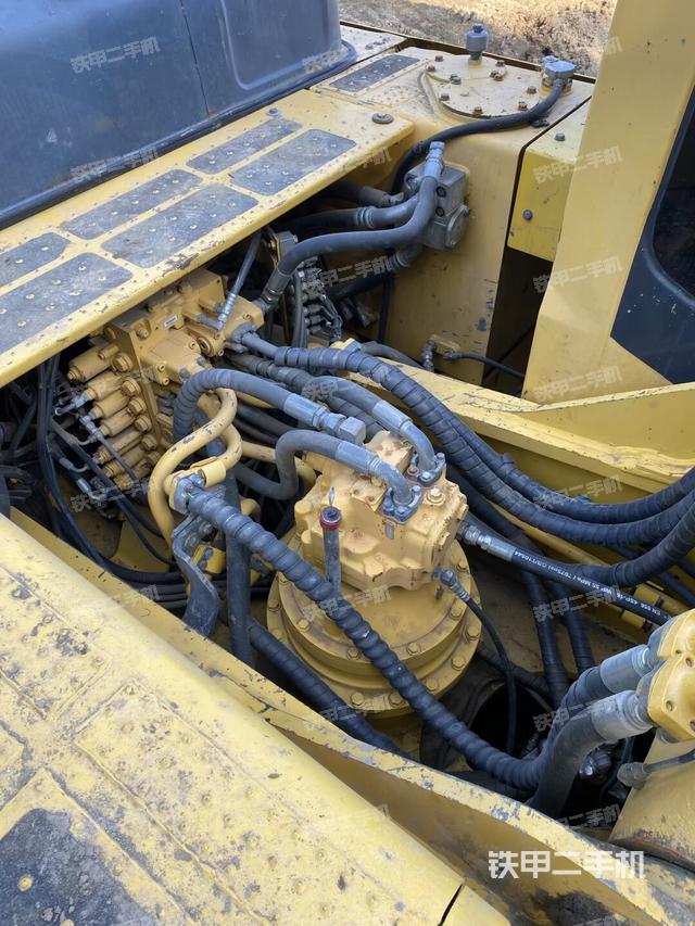 回转马达和主控阀(整机外观) 回转马达和主控阀(整机外观)