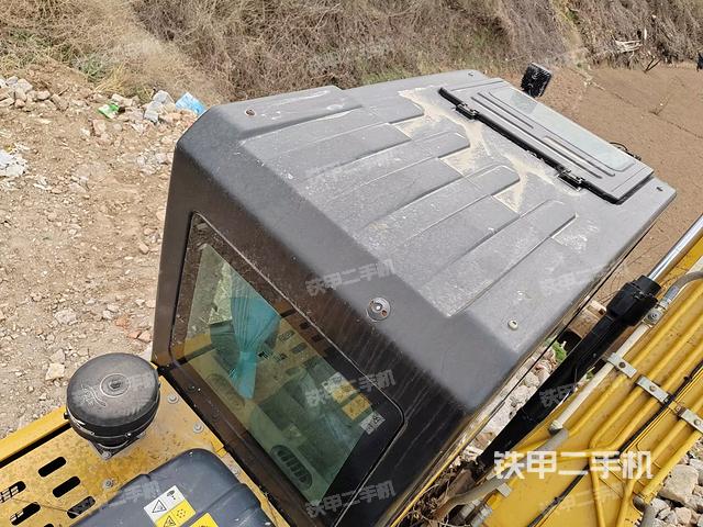 駕駛室頂部（整機外觀）