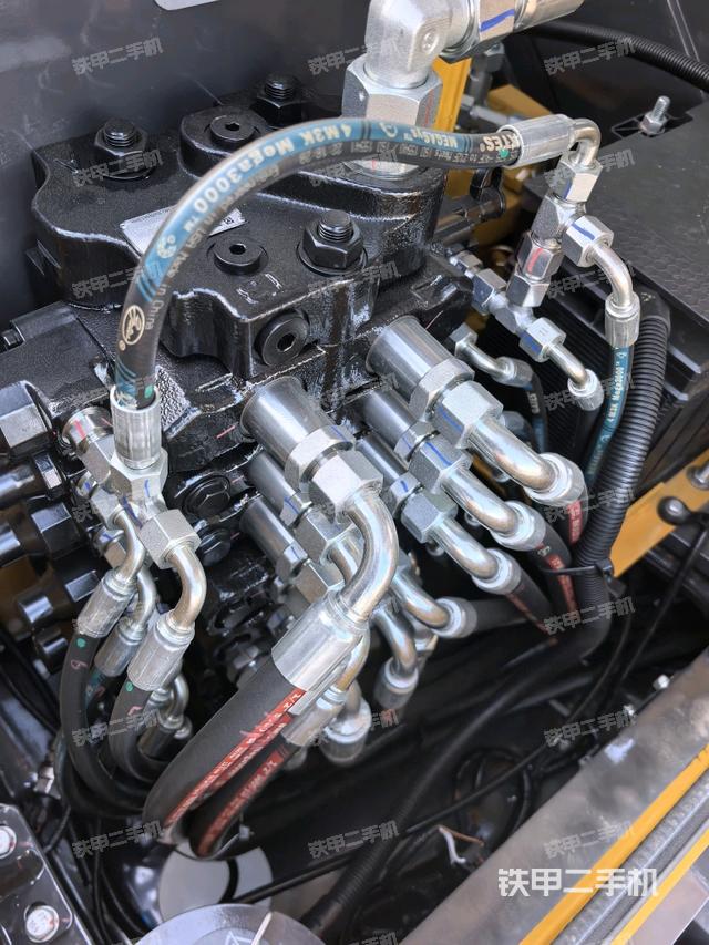 回轉(zhuǎn)馬達和主控閥(整機外觀) 回轉(zhuǎn)馬達和主控閥(整機外觀)