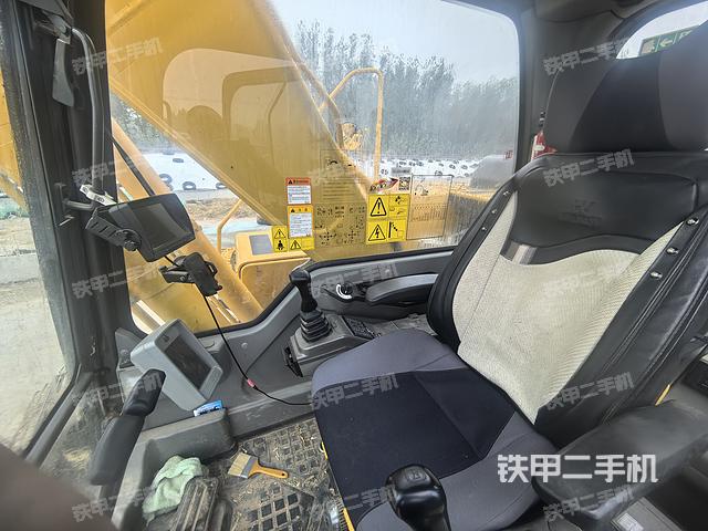 驾驶室整体(整机外观) 驾驶室整体(整机外观)