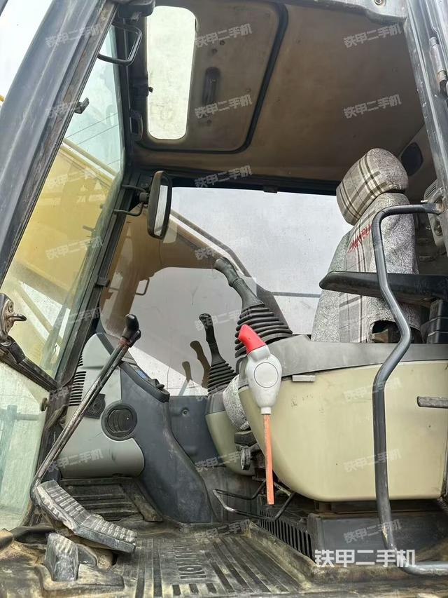 驾驶室整体(整机外观) 驾驶室整体(整机外观)