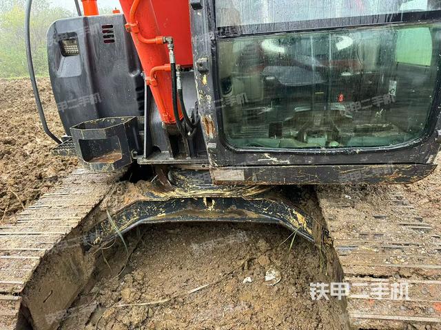 單側(cè)履帶整體(整機(jī)外觀) 單側(cè)履帶整體(整機(jī)外觀)