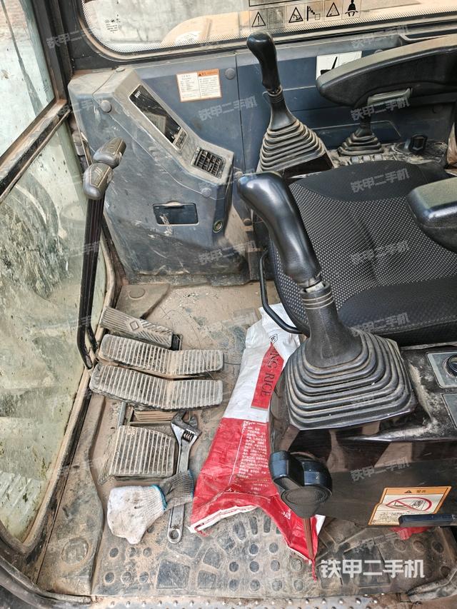 后窗玻璃角標（駕駛室部分）