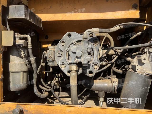 液压泵舱室正面整体(整机外观) 液压泵舱室正面整体(整机外观)