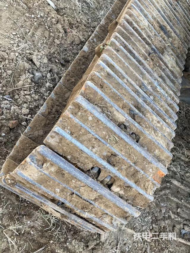 单侧履带整体(整机外观) 单侧履带整体(整机外观)