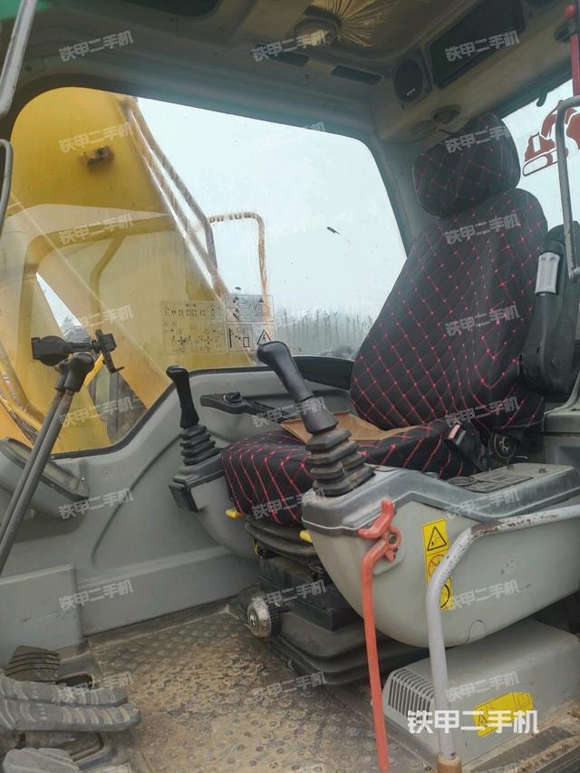 駕駛室頂部(整機(jī)外觀) 駕駛室頂部(整機(jī)外觀)