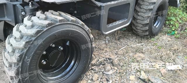 单侧履带整体(整机外观) 单侧履带整体(整机外观)