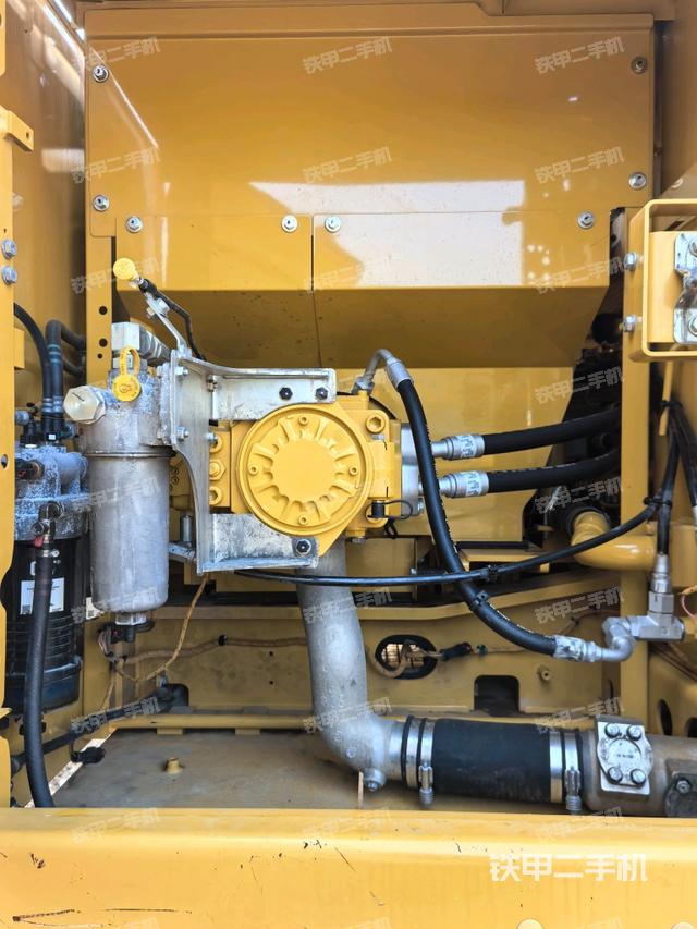 液壓泵艙室正面整體(整機外觀) 液壓泵艙室正面整體(整機外觀)