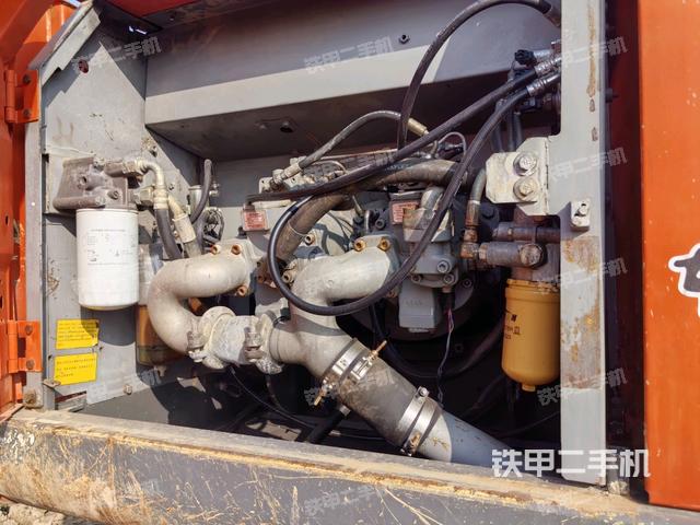 液壓泵艙室正面整體(整機(jī)外觀) 液壓泵艙室正面整體(整機(jī)外觀)