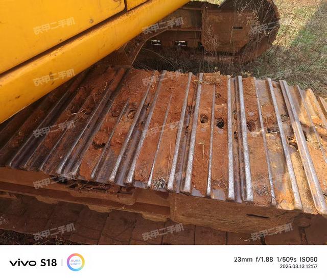 單側(cè)履帶整體(整機(jī)外觀) 單側(cè)履帶整體(整機(jī)外觀)