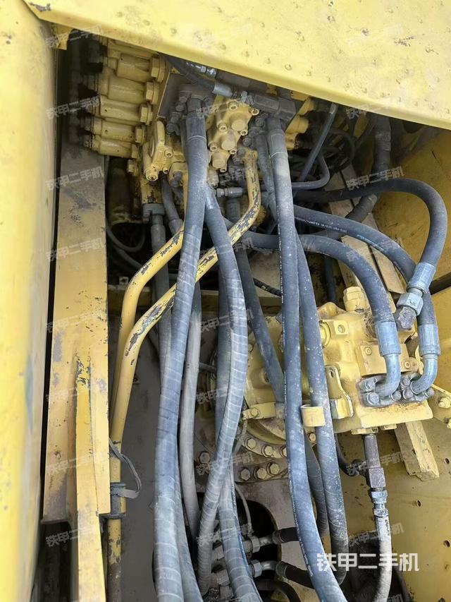 回转马达和主控阀(整机外观) 回转马达和主控阀(整机外观)