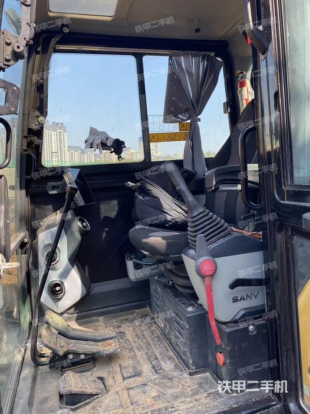 駕駛室頂部(整機(jī)外觀) 駕駛室頂部(整機(jī)外觀)