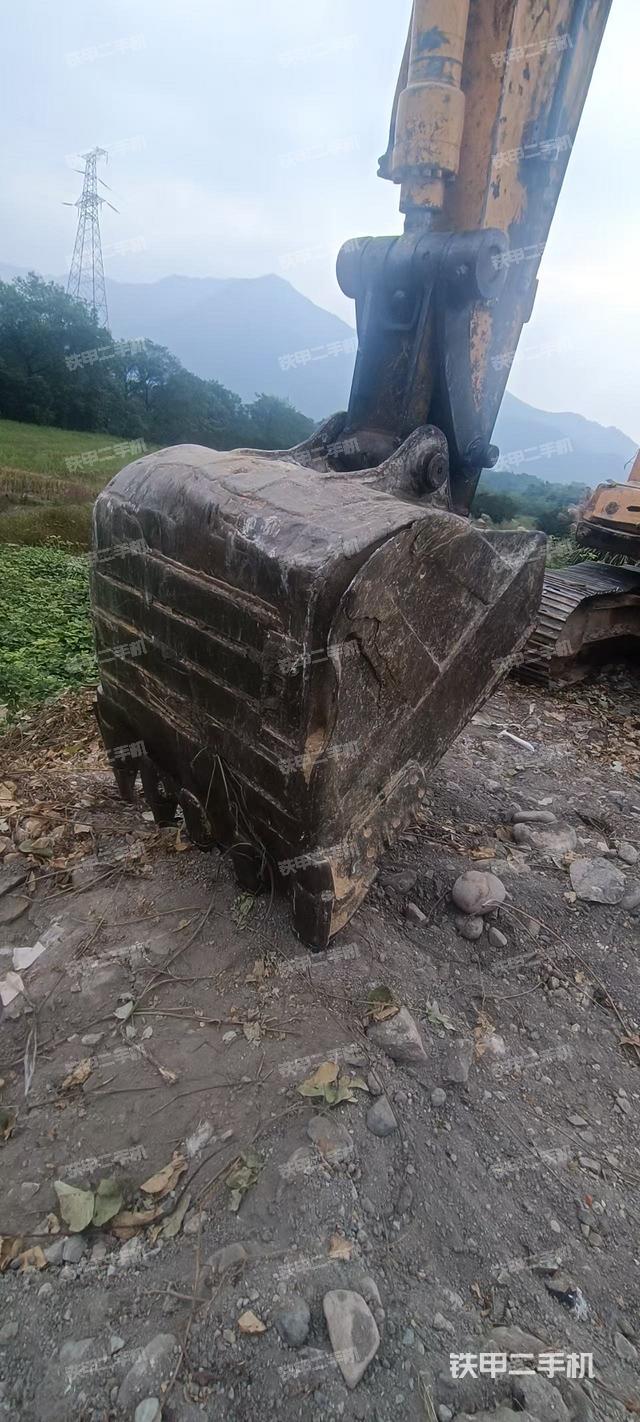铲斗右后整体(工作和回转装置) 铲斗右后整体(工作和回转装置)