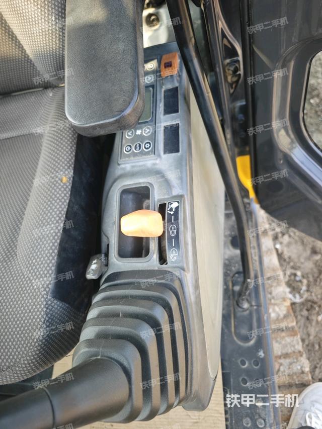 駕駛室頂部(整機(jī)外觀) 駕駛室頂部(整機(jī)外觀)