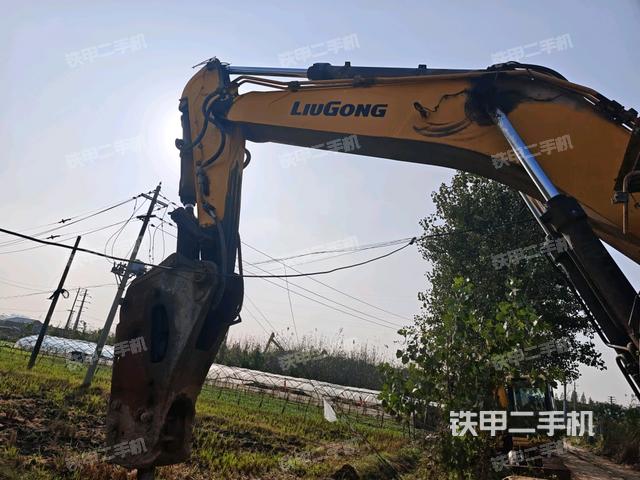 小臂整体左后(工作和回转装置) 小臂整体左后(工作和回转装置)