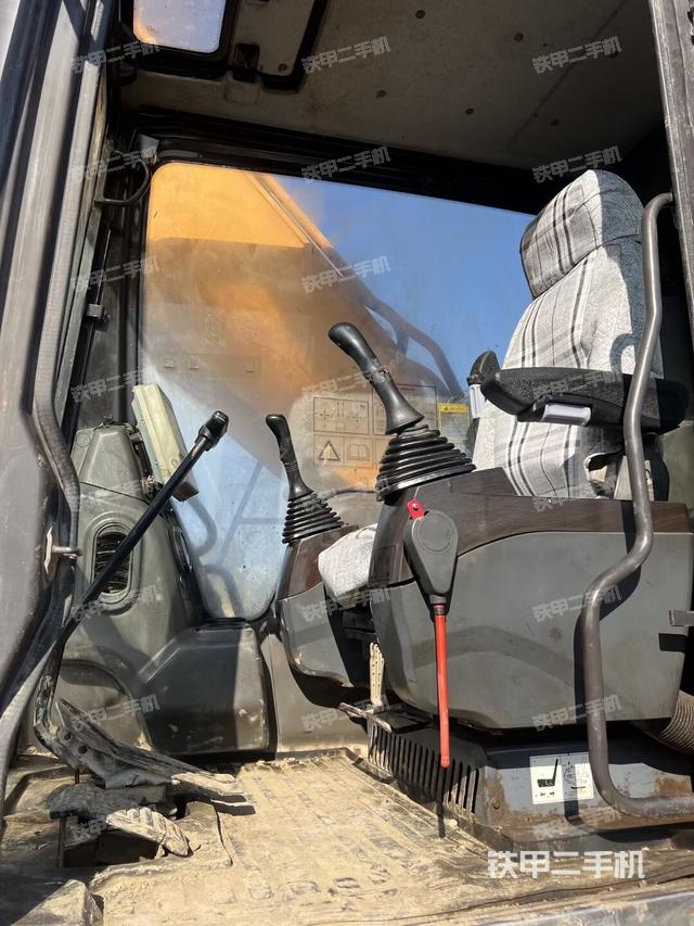 驾驶室整体(整机外观) 驾驶室整体(整机外观)