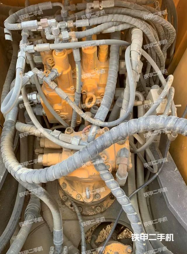 回转马达和主控阀(整机外观) 回转马达和主控阀(整机外观)