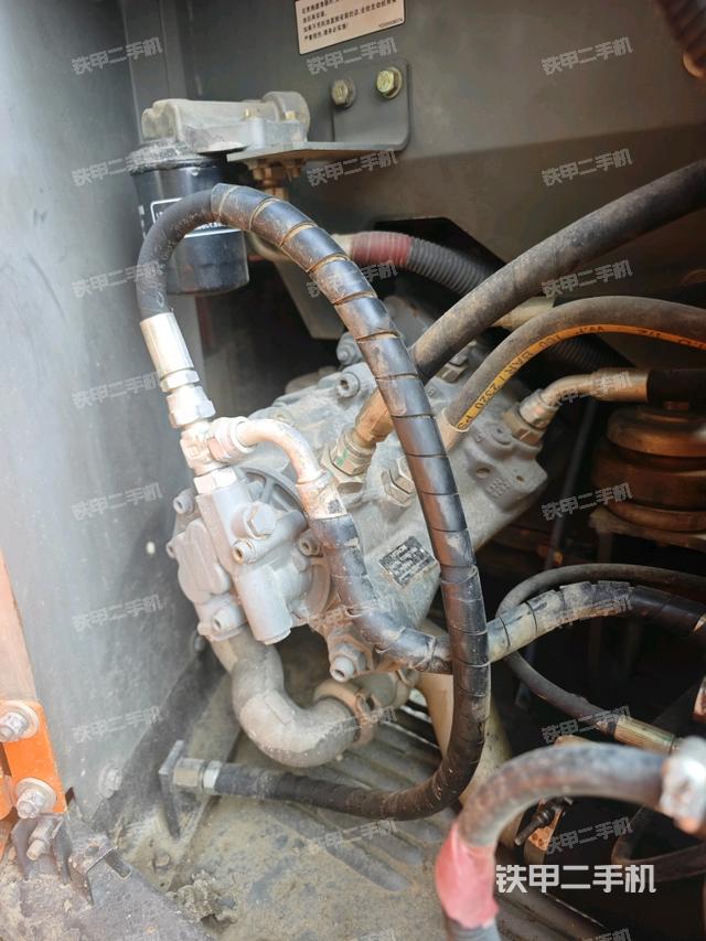 液压泵舱室正面整体(整机外观) 液压泵舱室正面整体(整机外观)