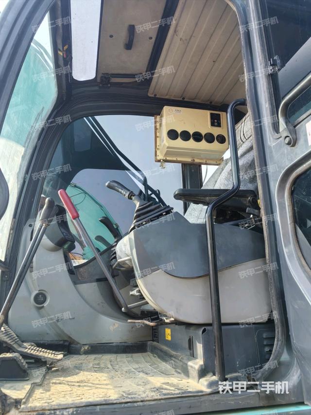 驾驶室整体(整机外观) 驾驶室整体(整机外观)