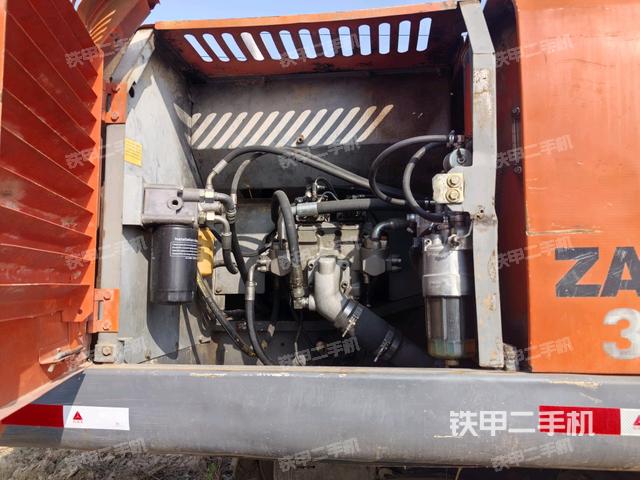 液压泵舱室正面整体(整机外观) 液压泵舱室正面整体(整机外观)