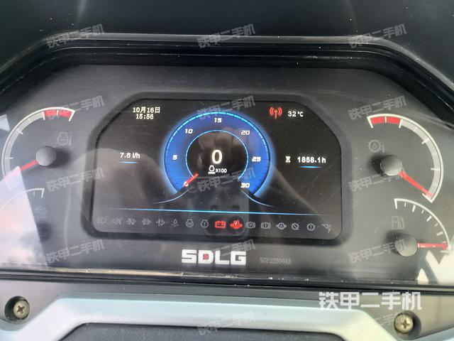 驾驶室操作台(整机外观及大件) 驾驶室操作台(整机外观及大件)