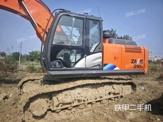 單側(cè)履帶整體(整機外觀) 單側(cè)履帶整體(整機外觀)