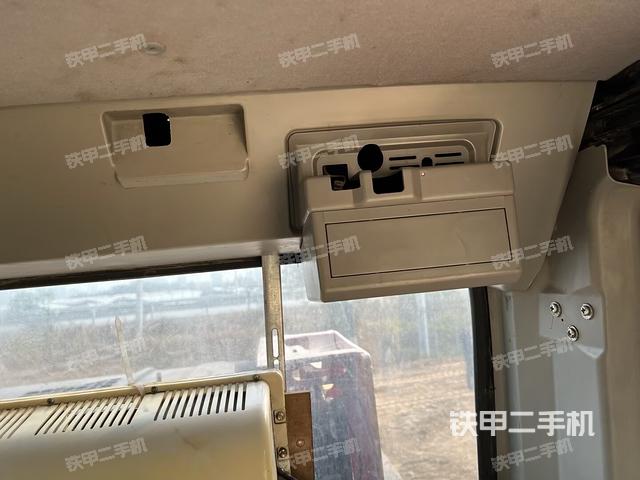 駕駛室頂部(整機(jī)外觀) 駕駛室頂部(整機(jī)外觀)
