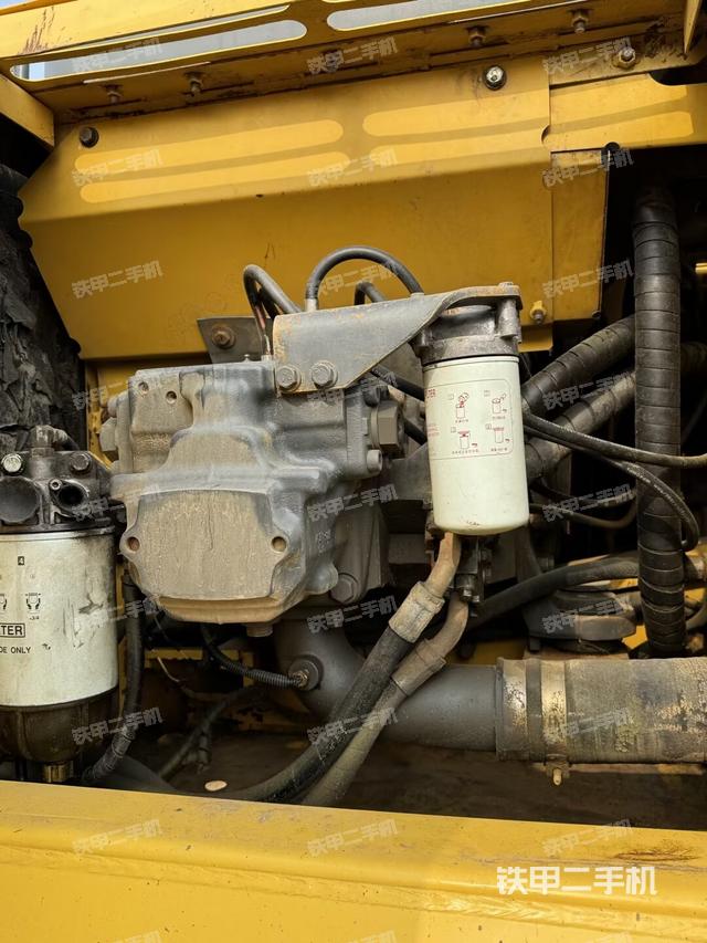 液壓泵艙室正面整體(整機(jī)外觀) 液壓泵艙室正面整體(整機(jī)外觀)